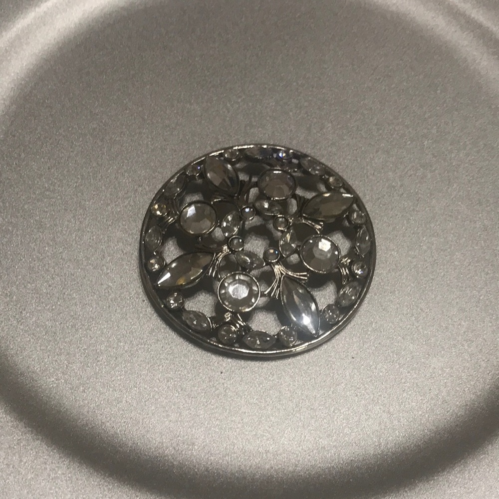 A pendent to wear on your shirt